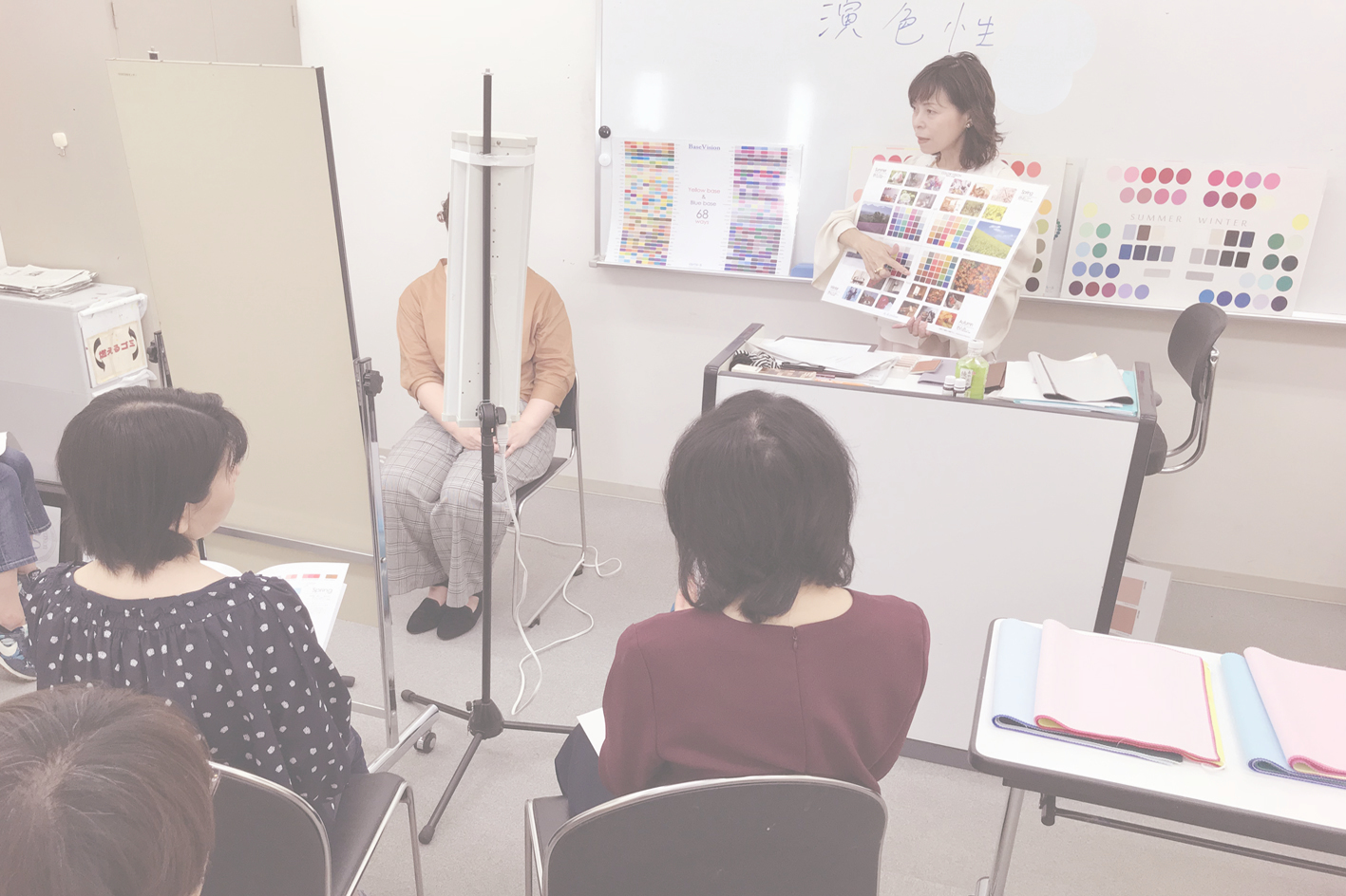 イルドクルールのカラーの色彩講義の様子松元昌子
