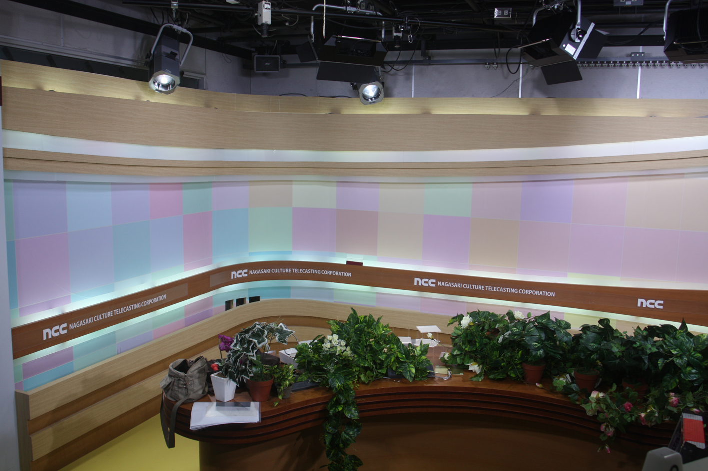 イルドクルールのカラーデザイン事例のテレビ局セット背景の画像